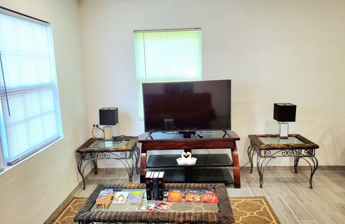 Zephyrhills House | Cheerful newly remodeled 2 bedroom home