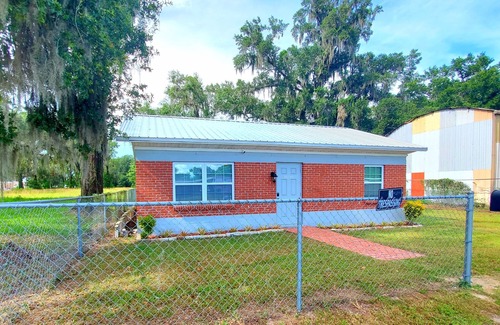 Zephyrhills House | Cheerful newly remodeled 2 bedroom home