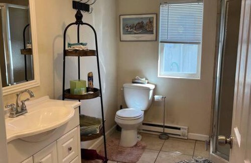 Montrose House | Cheerful pet-friendly bungalow right in town