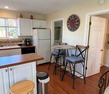 Montrose House | Cheerful pet-friendly bungalow right in town