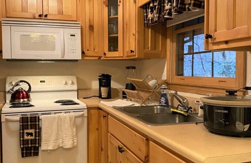 Murphy Cabin | Cheerful quiet mountain cabin on outer edge of Murphy
