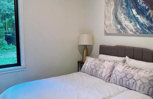 Minden Hills Resort | Cheerful rainforest cottage with free parking