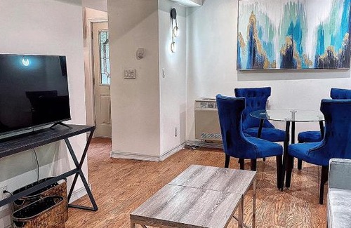 Minden Hills Resort | Cheerful rainforest cottage with free parking