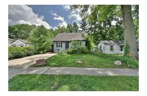 Overland House | Cheerful residential house with all yours needs.
