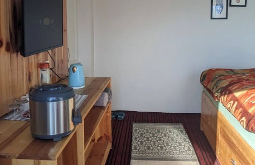 Kumharsain Bed & Breakfast | Cheerful rooms | Dyar Koul | Kotgarh 2