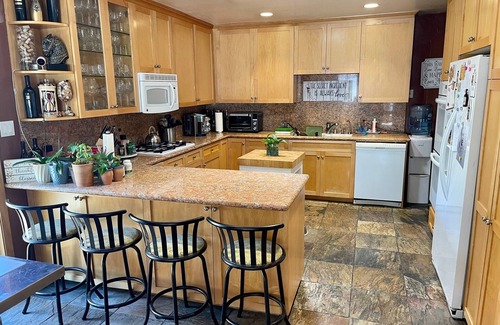 Newhall House | Cheerful Single Story 3-bedroom home w pool table