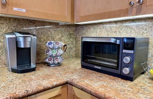 Newhall House | Cheerful Single Story 3-bedroom home w pool table