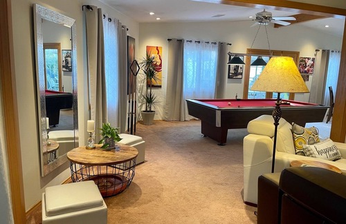 Newhall House | Cheerful Single Story 3-bedroom home w pool table