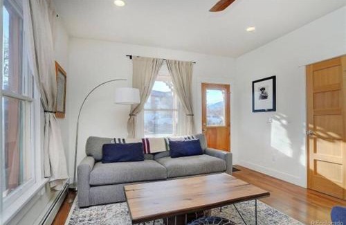 Salida House | Cheerful, Spacious 3 Bdrm3 Bath