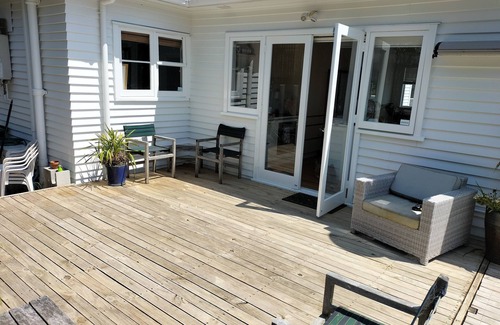 Remuera House | Cheerful sunny house close to waterfront, train, town and OBV