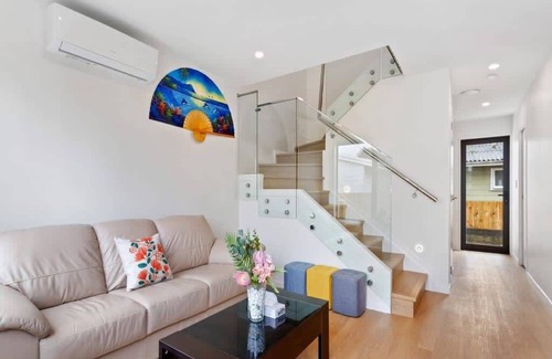 Mangere House | Cheerful Three Bedroom Townhouse with Parking