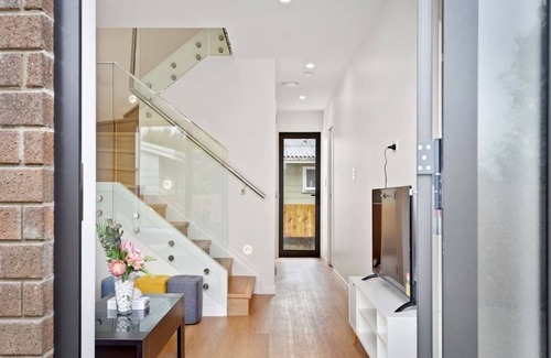 Mangere House | Cheerful Three Bedroom Townhouse with Parking