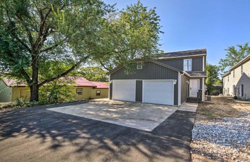 Kimberling City House | Cheerful Townhouse - Walk to Table Rock Lake!