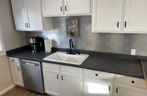 Eureka House | Cheerful Two Bedroom Bungalow Newly Remodeled! Arcade games, Air Hockey Table.