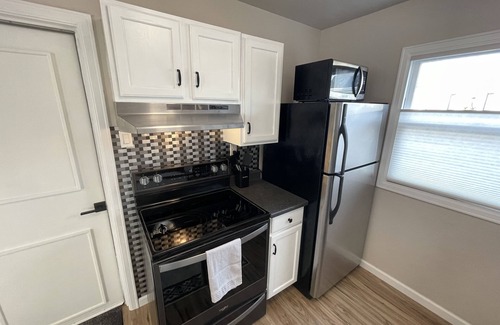 Eureka House | Cheerful Two Bedroom Bungalow Newly Remodeled! Arcade games, Air Hockey Table.