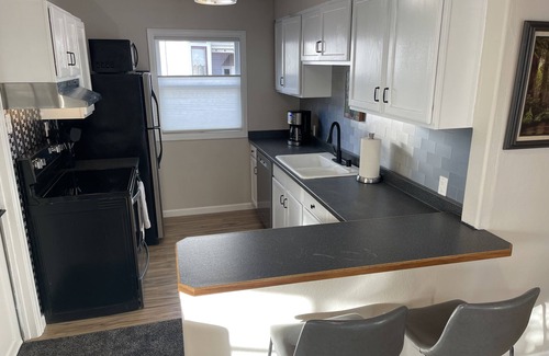 Eureka House | Cheerful Two Bedroom Bungalow Newly Remodeled! Arcade games, Air Hockey Table.
