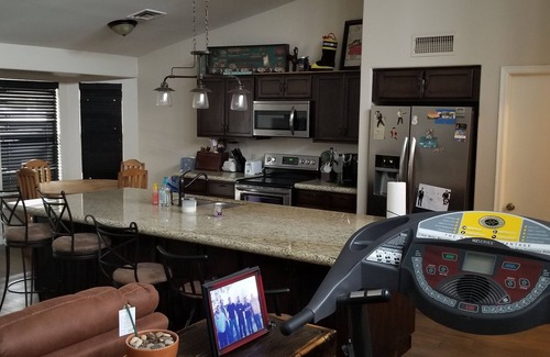 Glendale House | Cheerful two bedroom Home near Superbowl Stadium 1¼ miles
