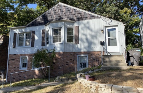 Des Moines House | Cheerful two bedroom duplex