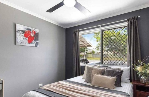 Wishart House | Cheerful Upstairs 3 Bedroom Home w Free Parking