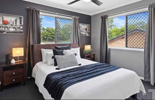 Wishart House | Cheerful Upstairs 3 Bedroom Home w Free Parking