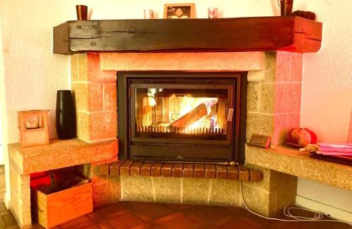 Noville Villa | Cheerful villa with fireplace, bath-tub and garden