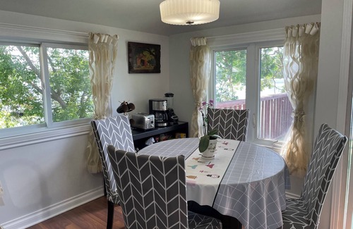 Frontenac Cottage | Cheerful Waterfront Cottage on Howe's Lake