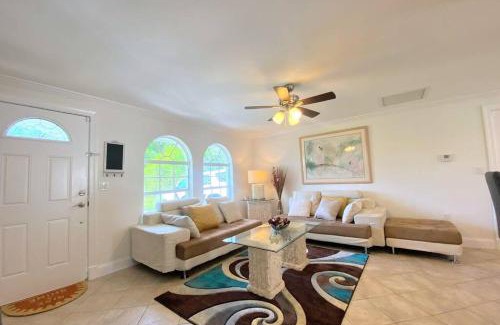 Naples Villa | Cheerfull 4/bed/3 Bath/pool/best Location