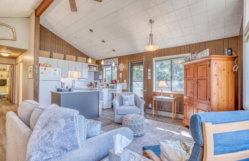 Manzanita House | Cheery Cabin 3 Minutes to the Beach Near Downtown Manzanita Will Charm You!