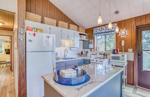 Manzanita House | Cheery Cabin 3 Minutes to the Beach Near Downtown Manzanita Will Charm You!