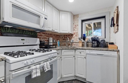 Lanier Heights Apartment | Cheery Flat in Adams Morgan - Mt Pleasant