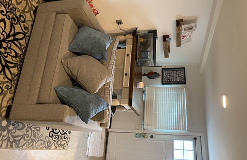 Long Beach Apartment | Cheeseburgers in Paradise