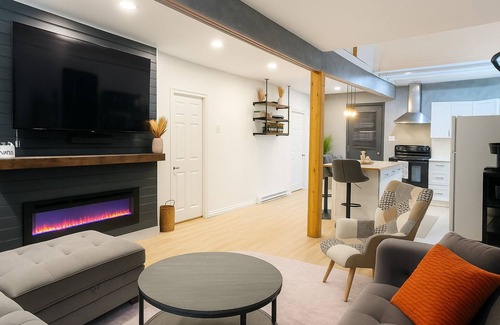 Cornwall Apartment | Chef’s Kitchen | Fire Pit+BBQ Deck Private Yard