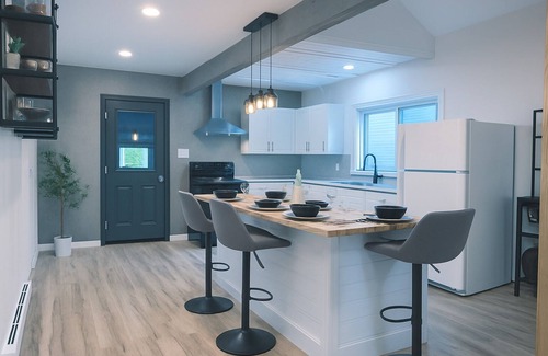 Cornwall Apartment | Chef’s Kitchen | Fire Pit+BBQ Deck Private Yard