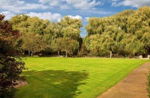 Oxford Cabin | Cherbridge Lodges - Riverside lodges, short lets (business or holidays)