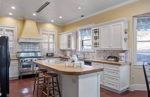 Medina Cabin | Cherokee Suite: Texas Hill Country Resort/w Pool