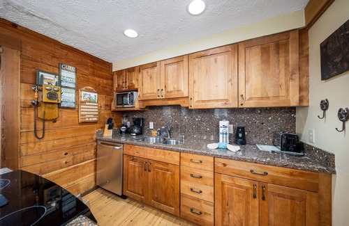 Chalet Village Cabin | Cherokee Winds - 2bd 3bth in Chalet Village w/Mountain Vews!