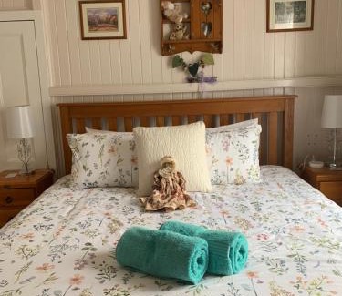 Stanthorpe Bed & Breakfast | Cherry Blossom Cottage-with country charm and spa