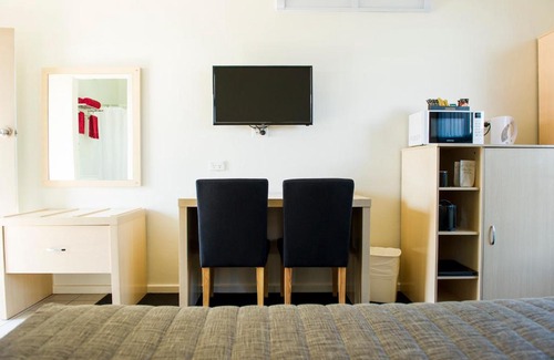 Young Hotel | Cherry Blossom Motor Inn