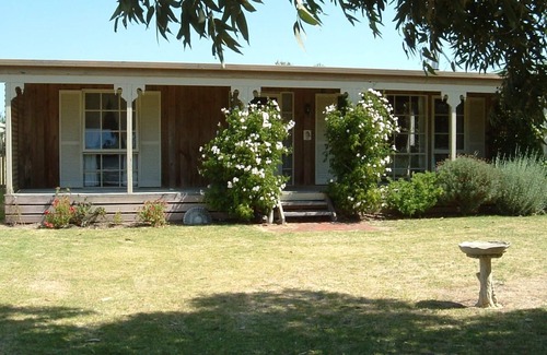 Cowes Cottage | Cherub Cottage - quiet romantic getaway. Wifi & Disney