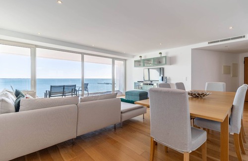 Linda-a-Velha Apartment | Chervil Green Apartment, Wi-fi, garage, AC, balcony