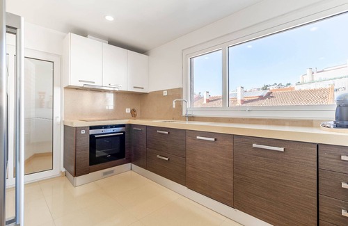 Linda-a-Velha Apartment | Chervil Green Apartment, Wi-fi, garage, AC, balcony