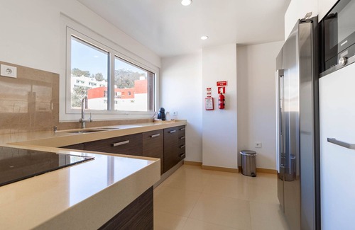 Linda-a-Velha Apartment | Chervil Green Apartment, Wi-fi, garage, AC, balcony