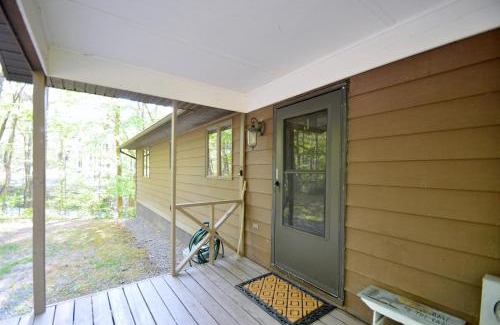 Great Cacapon House | Chesnutt Cabin - Riverfront, Fire Pit, Game Room, Wifi, Screen Porch, View, King Bed