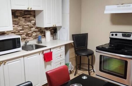 Winnipeg Apartment | Chesskings Guest House - Unit 2 Notredame Avenue