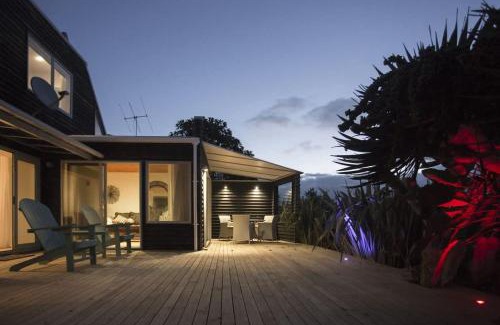 Oakura Villa | Chester Cottage Beachfront - direct ocean access