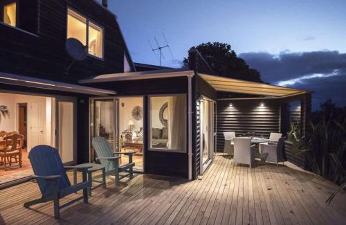 Oakura Villa | Chester Cottage Beachfront - direct ocean access