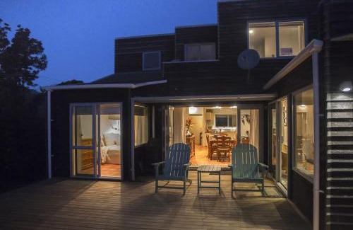 Oakura Villa | Chester Cottage Beachfront - direct ocean access