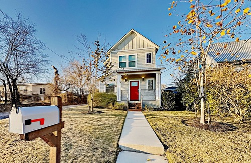 Chestnut House | Chestnut Retreat | Home Office, Garage & Screened Deck | 3 Min to Downtown