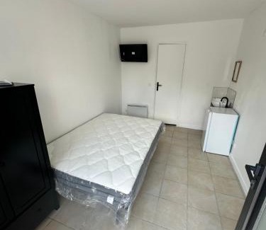 L'Ile-Saint-Denis Hotel | Chez Michel