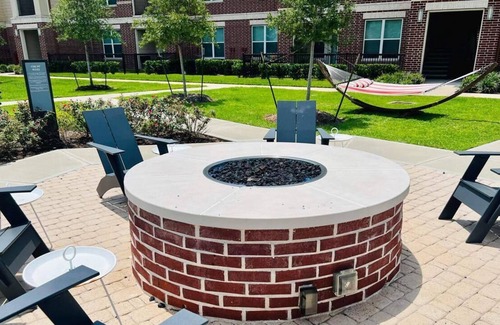 Missouri City Apartment | Chi-Blue ~ Luxurious 1BD/1 BA with King Bed | Resort-Style